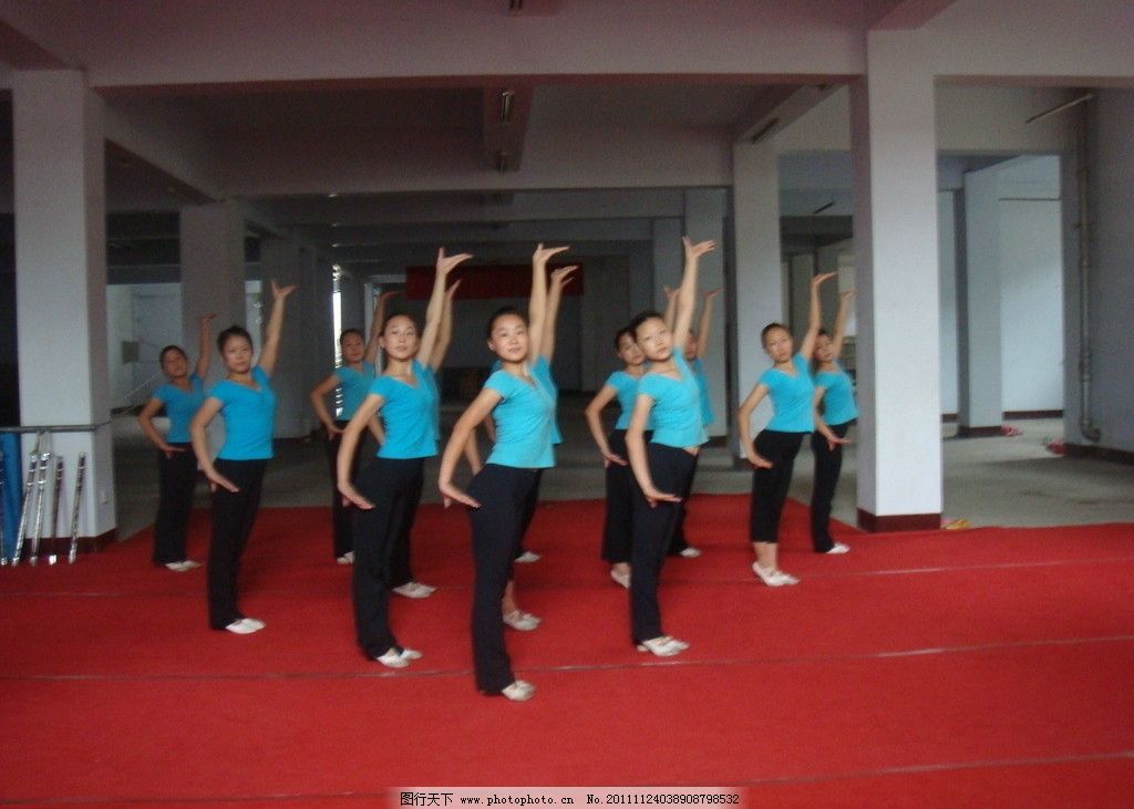 壮族舞蹈(实际像素下不清晰)图片