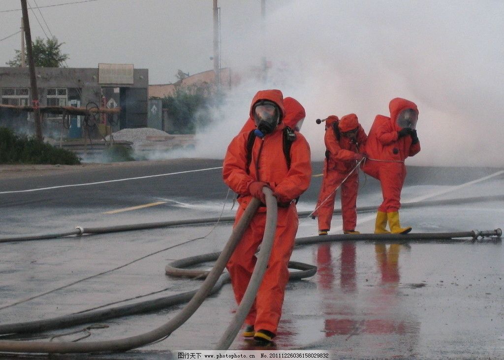 消防队员救火现场图片