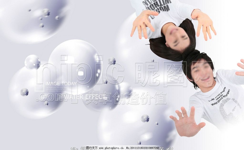 情侣,阳光男孩,阳光女孩,青少年,青年男女,男女青年,少男少女,青春男女,透明气泡,气泡,白色衣服,白色长袖T恤,情侣装,欢笑,欢喜,微笑,动态水花水纹,PSD分层素材,源文件,300DPI,PSD
